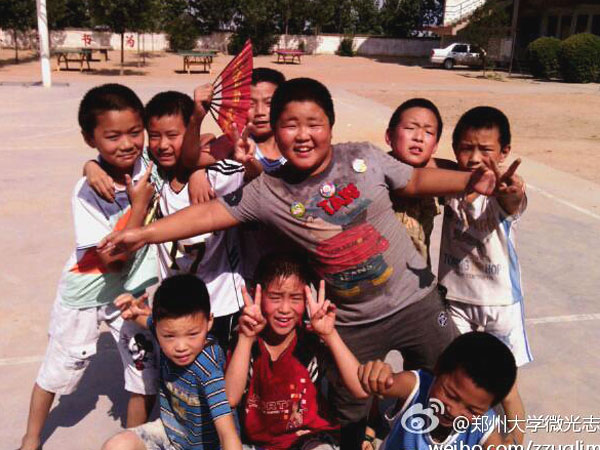 7��17�գ���(y��ng)�ƻ����s�Q���������(y��ng)�����ٿh�R��ƺ�l(xi��ng)��?j��ng)_С�W(xu��)��ȭ��С�(du��)�T����Ȼ�����ڵ��ž������������ڞ��������ݴ�W(xu��)��΢�⡱־Ը�߈F(tu��n)�(du��)�e�k�ĵ���ˇ�R������(zh��n)����