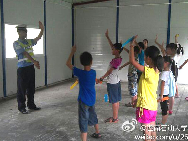 7��24��������ʯ�ʹ�WУ��ӛ�߈F���Ű�֧��־Ը꠽o���ӂ�������һ�ò�һ�ӵ��I(y��)�w��n�����а������t(y��)�����ώ������죬�ƌW������ώ���N�I(y��)��꠆T��ϣ�������ӂ��ڸ����I(y��)�ώ�ָ�������܌�δ����������Mϣ�����D�顰���������ڽ̌����ӂ���ָͨ�]�Ļ��A(ch��)�ք���