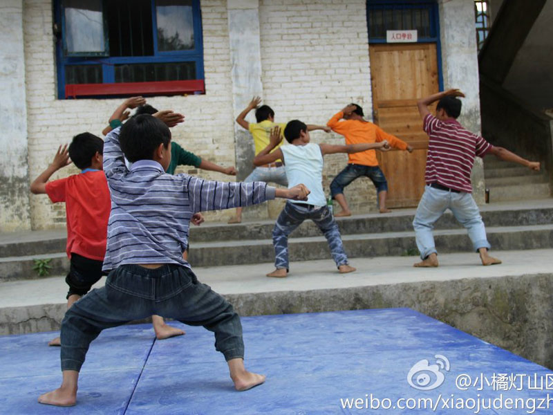 7��31������С�ٟ���ɽ�^(q��)���W(xu��)����֧���(du��)��ǭ����ؑ�S�h�����l(xi��ng)����С�W(xu��)����20���֧�̻��(d��ng)�����Y(ji��)���������������ҵ�Ͷ�뵽����ˇ�R�ݵĜ�(zh��n)���A�Ρ��D�麢�ӂ�?c��)ڞ�R���u�����ž���