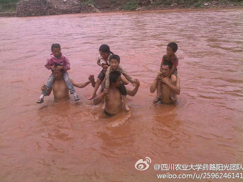 7��17�����Ĵ��r(n��ng)�I(y��)��W(xu��)����·�(y��ng)�⡱�F(tu��n)�(du��)��(l��i)��������ɽ��ϲ�¿h�ɺӿ��(zh��n)�_(k��i)չ֧�̻��(d��ng)���ɺӿ��(zh��n)��̎ƫƧ��ȫ��ĺ���ÿ�춼Ҫ���Ѓɂ�(g��)��С�r(sh��)�όW(xu��)��;����Ҫ���^(gu��)һ�l30�׌��ĺ������D������W�����Ӷ��^(gu��)�R����ĺ�����