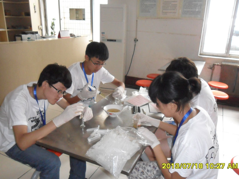 7��27�գ����ϴ�W(xu��)���YԴ�ɡ����������(sh��)�`���(du��)���_(d��)��һ����(sh��)�`�ء����ĳ����(du��)�T���R��ͣ��ǰ����һ��ȡ���c(di��n)�M(j��n)��ȡ�ӹ������D���(du��)�T���ڌ�200ml�Ę�Ʒ�b�M(j��n)20��С������ԇ��ƿ����