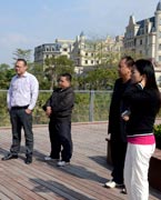 網(wǎng)友參觀晉陽湖　　晉陽湖項(xiàng)目原投資計(jì)劃為2.2億元，區(qū)域內(nèi)五座橋?yàn)榫坝^橋。為完善其功能，強(qiáng)化景觀提升效果，對部分項(xiàng)目進(jìn)行了優(yōu)化、提升，包括將區(qū)域內(nèi)五座景觀橋改為市政橋并新增兩座市政橋。