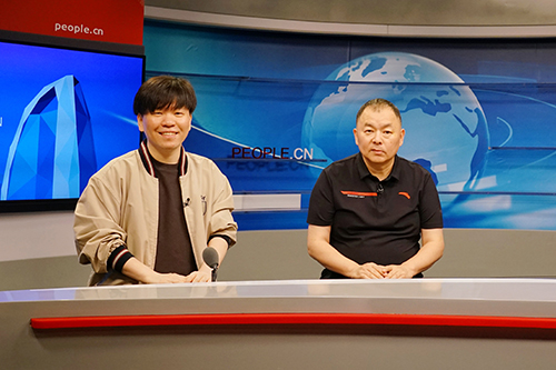 電影頻道節(jié)目中心副總編輯王平久（右）、音樂制作人常石磊（左）做客人民網(wǎng)。人民網(wǎng)記者 皇甫萬(wàn)里 攝