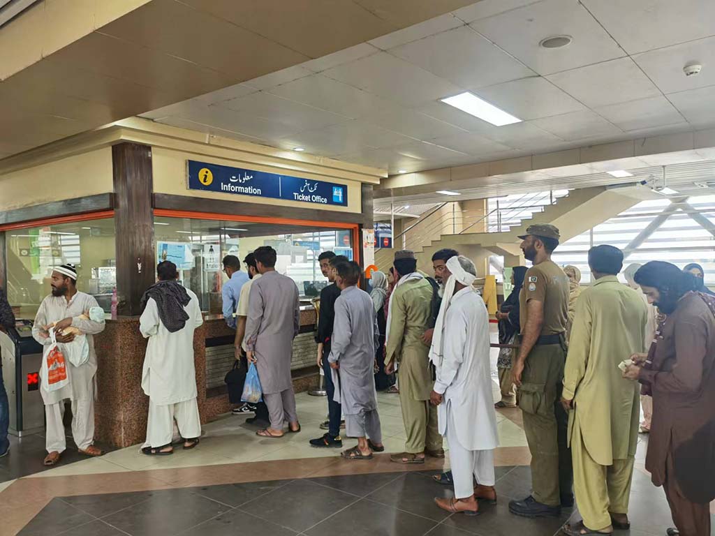 當?shù)孛癖娫诶蠣柍染€地鐵里排隊購票。（人民網(wǎng)記者 石晶攝）