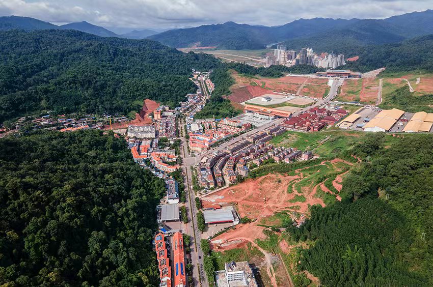 磨憨口岸俯瞰，右前方高層白色建筑群為老撾境內(nèi)。人民網(wǎng)記者 符皓攝