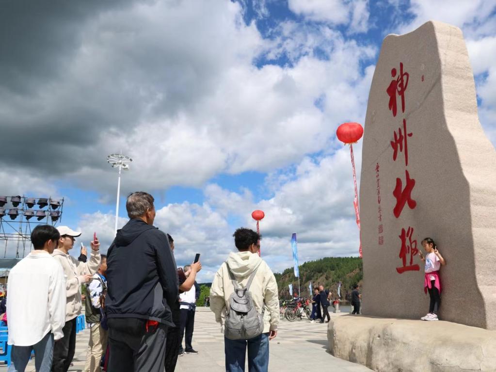 游客在漠河市地標(biāo)前打卡。新華社記者 徐凱鑫攝