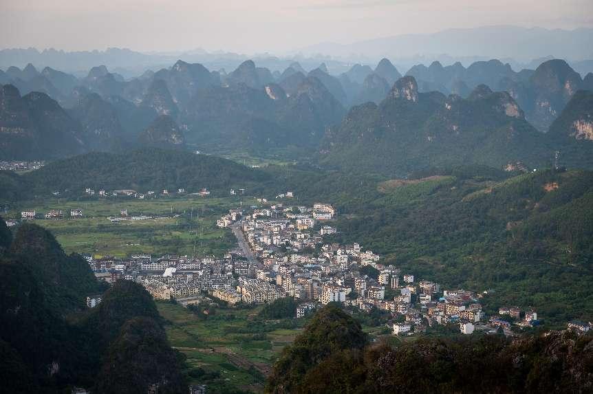 廣西層巒疊嶂，郁郁蔥蔥。 人民網(wǎng) 嚴(yán)立政攝