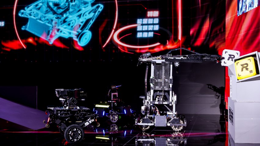 武漢工程大學(xué)大學(xué)生們帶來的機(jī)甲大師對(duì)抗比賽。主辦方供圖