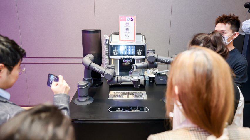 到場觀眾體驗如影智能咖啡大師。主辦方供圖