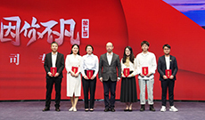 第七季丨人民網(wǎng)黨委書記、董事長(zhǎng)、總裁葉蓁蓁與入圍獎(jiǎng)選手合影