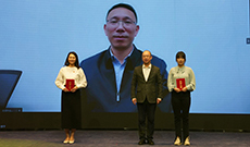 第七季丨人民網(wǎng)黨委書記、董事長(zhǎng)、總裁葉蓁蓁與“平凡英雄”合影