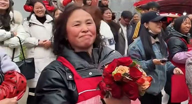 這一幕好暖！伴郎將手捧花送給媽媽