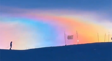 見(jiàn)者好運(yùn)！新疆滑雪場(chǎng)上空現(xiàn)七彩祥云